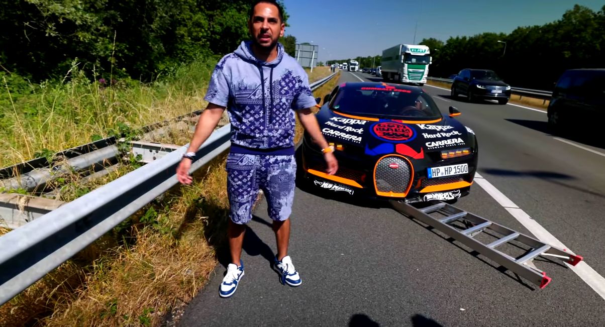 Kierowca wjechał na drabinę swoim luksusowym autem podczas rajdu Gumball 3000