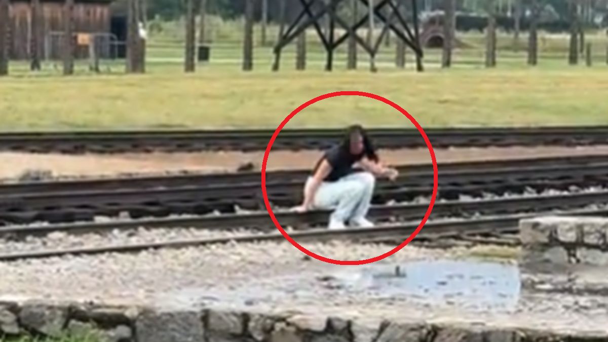 Pozowała do zdjęć przy Auschwitz.