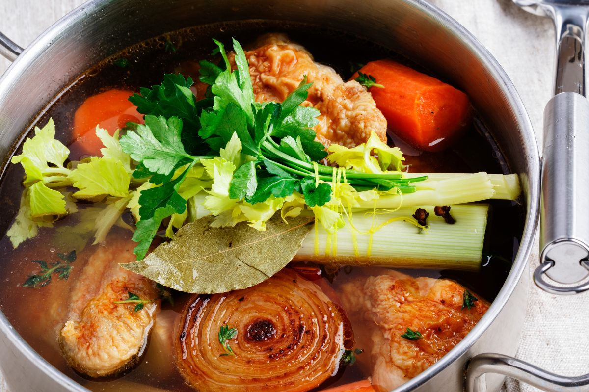 Hühnersuppe mit geröstetem Gemüse - Köstlichkeiten