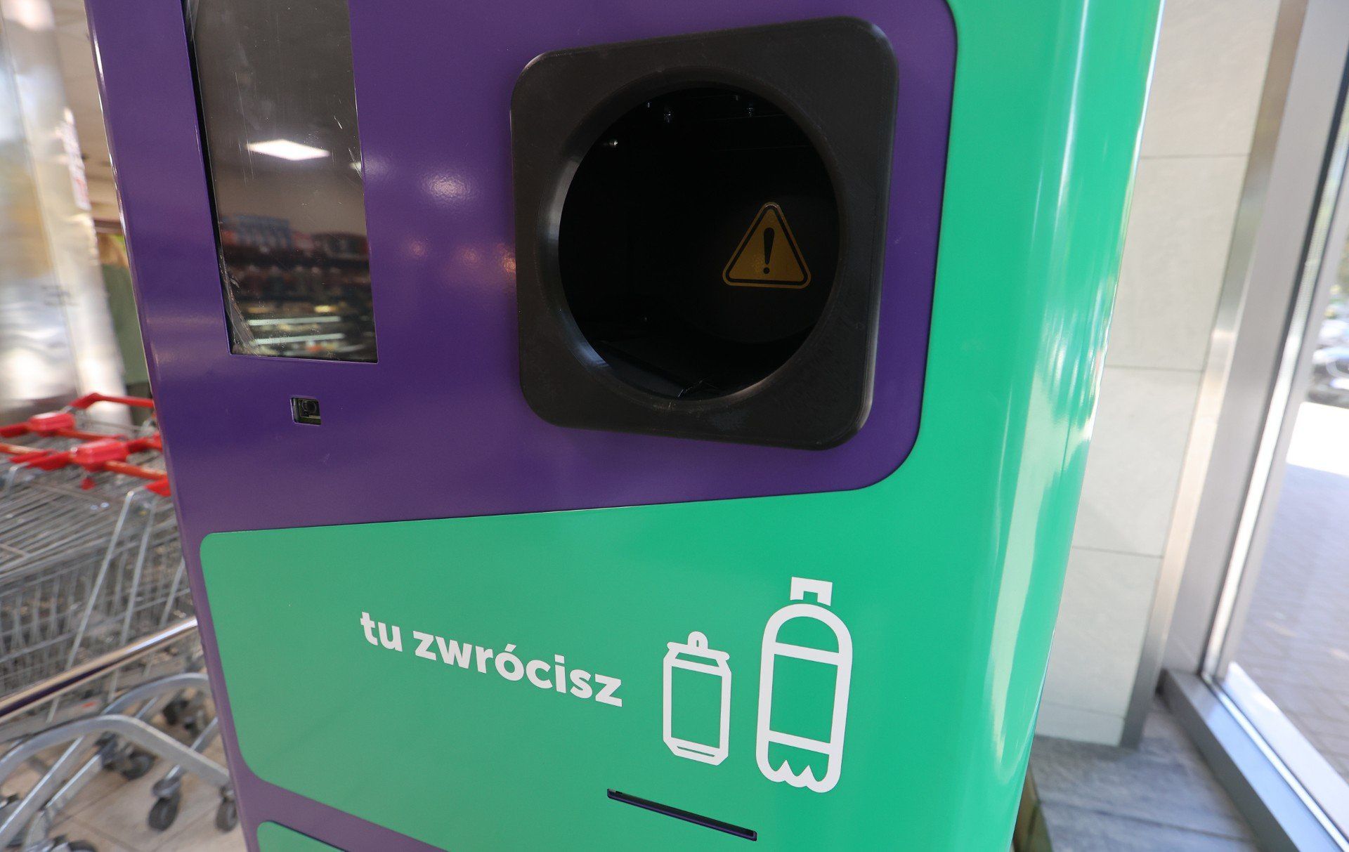 Butelkomat w sklepie Hetman &#34;Społem&#34; przy ul. Hetmańskiej w Rzeszowie.