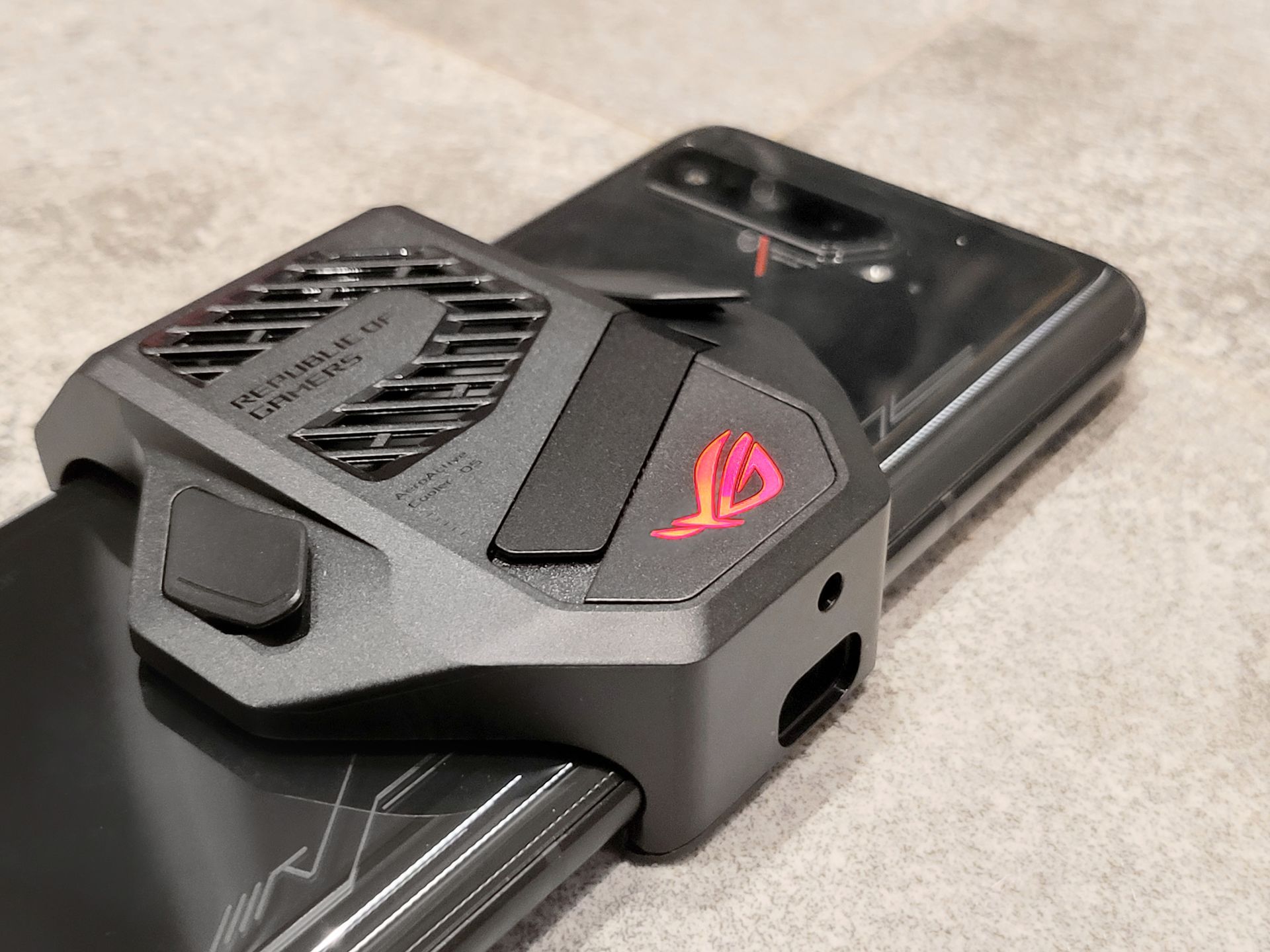 ASUS ROG Phone 5s Pro to potwór. Smartfony dla graczy wciąż mają sens 6