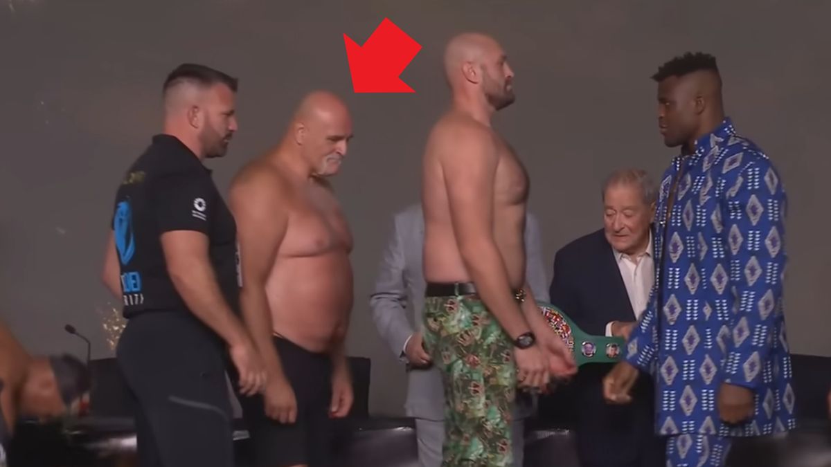 Face to face Fury'ego i Ngannou. Strzałką oznaczono ojca Tysona, Johna.