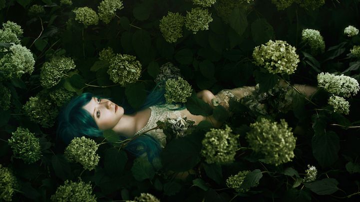 Inspirujące portrety kobiet otoczonych kwiatami 1