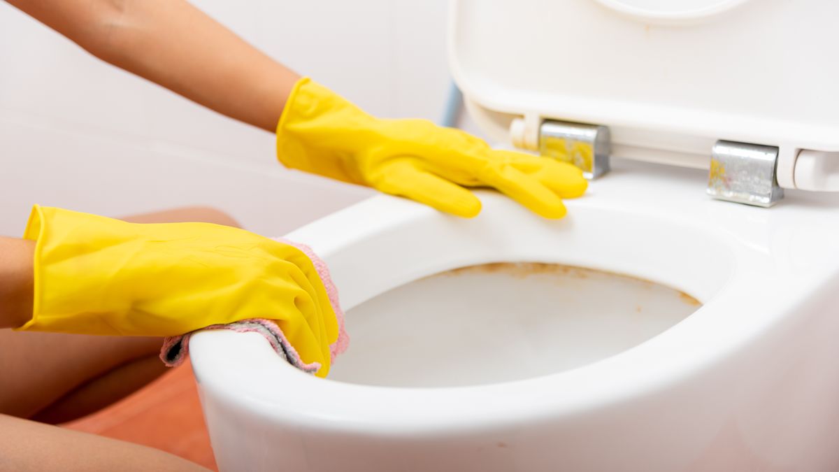 O czym świadczą żółte przebarwienia w toalecie?
