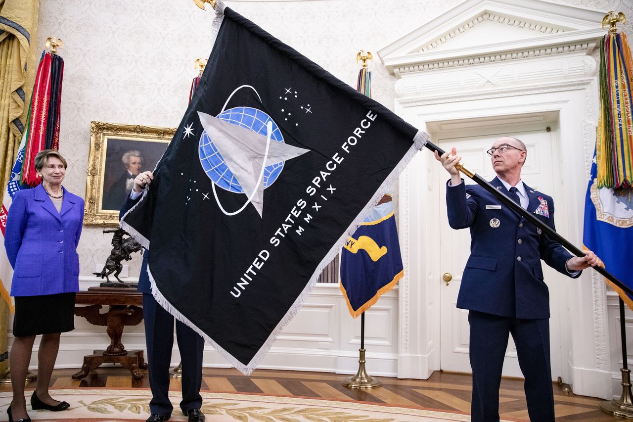 Oto flaga nowych sił militarnych USA, Space Force. Trump zapowiada "super-duper pociski"