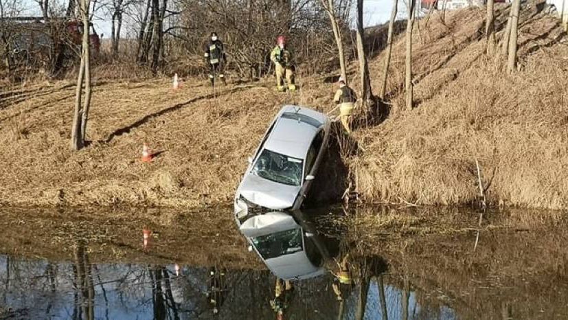 Ludwikowo. Samochód wpadł do Noteci, trwa akcja służb