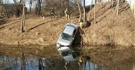 Ludwikowo. Samochód wpadł do Noteci, akcja służb