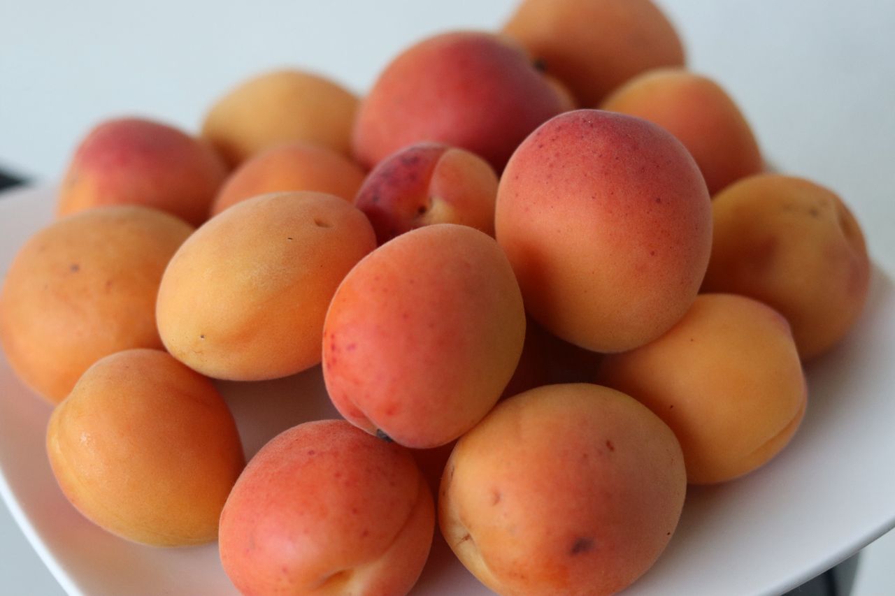 Zagraniczne morele udają polskie. Handlujących przyłapano na przesypywaniu owoców