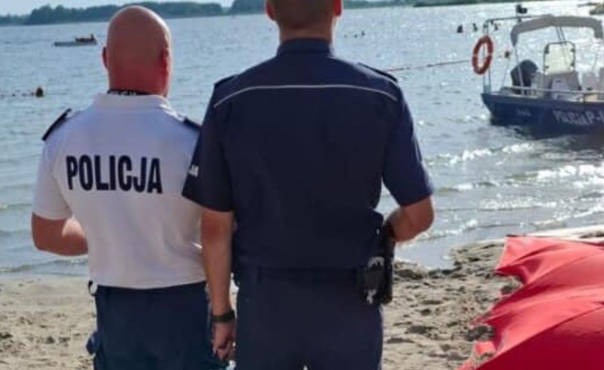 plaża, policja, utonięcie Przenieśli dziewczynę na plażę. 17-latka nie żyje