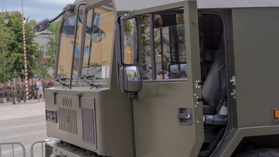 produkcja, transport, wojskowy, ceremonia, terenowy, kanciasty, lekko opancerzony, pojazd, asfalt, polska, polski, kwadrat, osoba, jelcz, wot, lipiec, 2023, of-road, miasto, wojsko, samochód, furgonetka, plac miejski, polska produkcja, wojskowa ceremonia, fabryka, machina, medyczne, bisnes, izba, ambulans, technologia, komputer, auta, maszyneria, metal, druk, stal