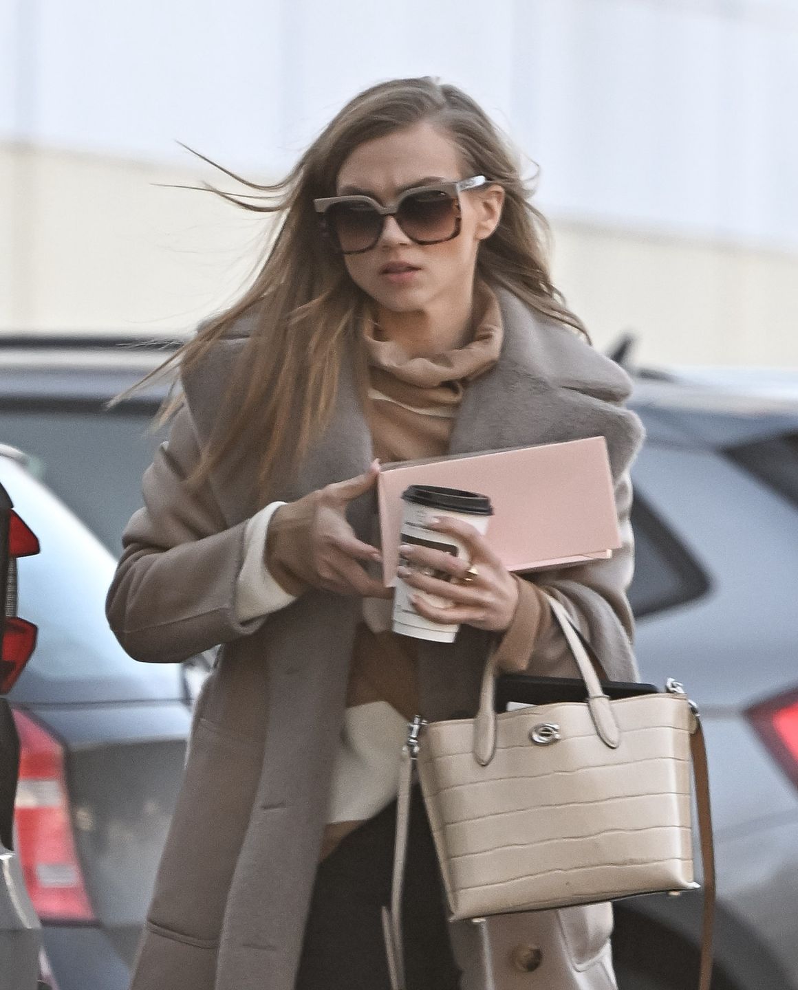 Agnieszka Kaczorowska pędzi na trening do "TzG"