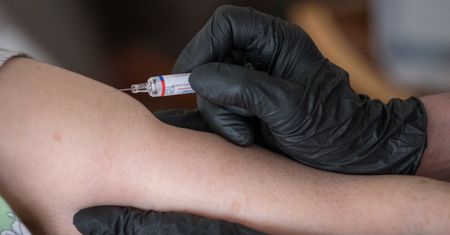 Zabraknie szczepionek na grypę? Apteki biją na alarm, zapisują "na zeszyt"