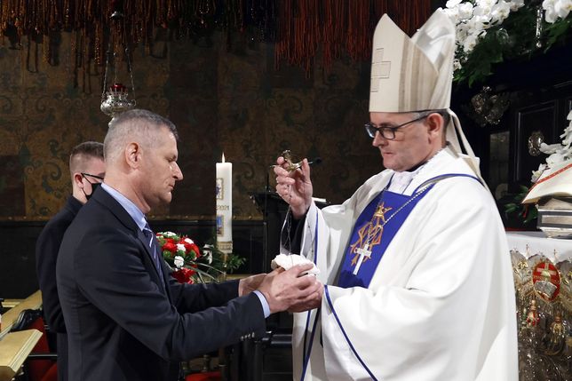 Stowarzyszenie przekazało bp. Andrzejowi Przybylskiemu wotum róży ravensbruckiej