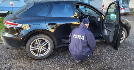 Drogie Porsche stało w lesie. Policjanci zaskoczyli 36-latka