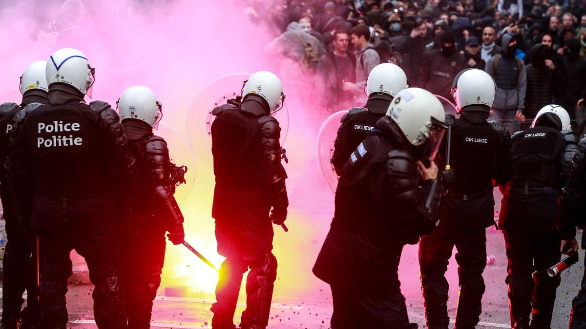 Protesty przeciw obostrzeniom w Brukseli przerodziły się w starcia demonstrantów z policją. 