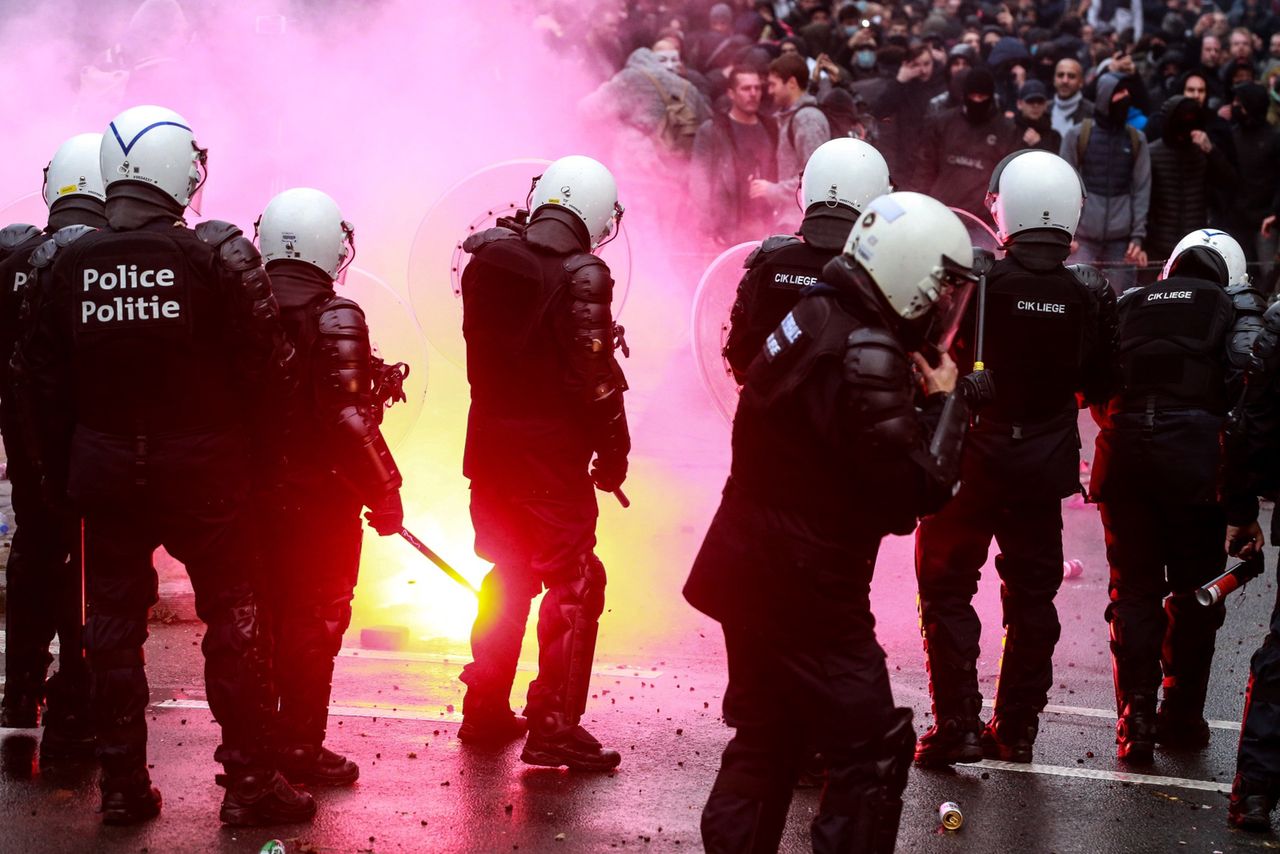 Protesty przeciw obostrzeniom w Brukseli przerodziły się w starcia demonstrantów z policją. 