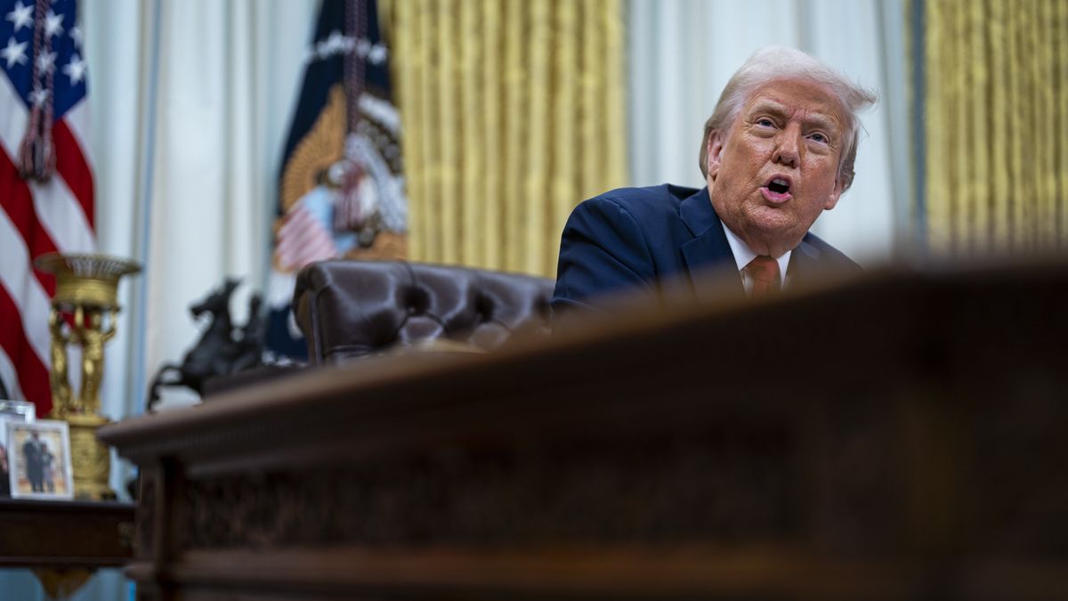US President Donald Trump speaks during an executive order signing in the Oval Office at the White House in Washington, DC, USA, 31 March 2025. The order directs the Federal Trade Commission to work with the Department of Justice to ensure that competition laws are enforced in the concert and entertainment industry, and pushes state consumer protection authorities on enforcement. EPA/ALEXANDER DRAGO / POOL Dostawca: PAP/EPA.