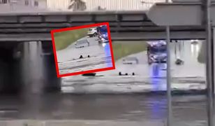 Kobieta utknęła w samochodzie pod wodą. Uwolnił ją świadek zdarzenia