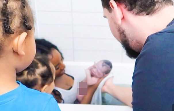 Podczas porodu towarzyszyli jej synkowie i mąż