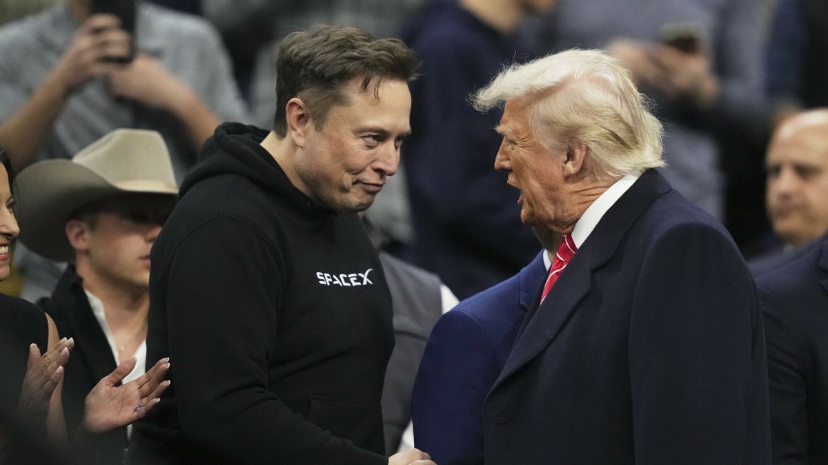 Donald Trump ogl?da zapasy
Elon Musk, left, shakes hands with President Donald Trump at the finals for the NCAA wrestling championship, Saturday, March 22, 2025, in Philadelphia. (AP Photo/Matt Rourke)
Matt Rourke