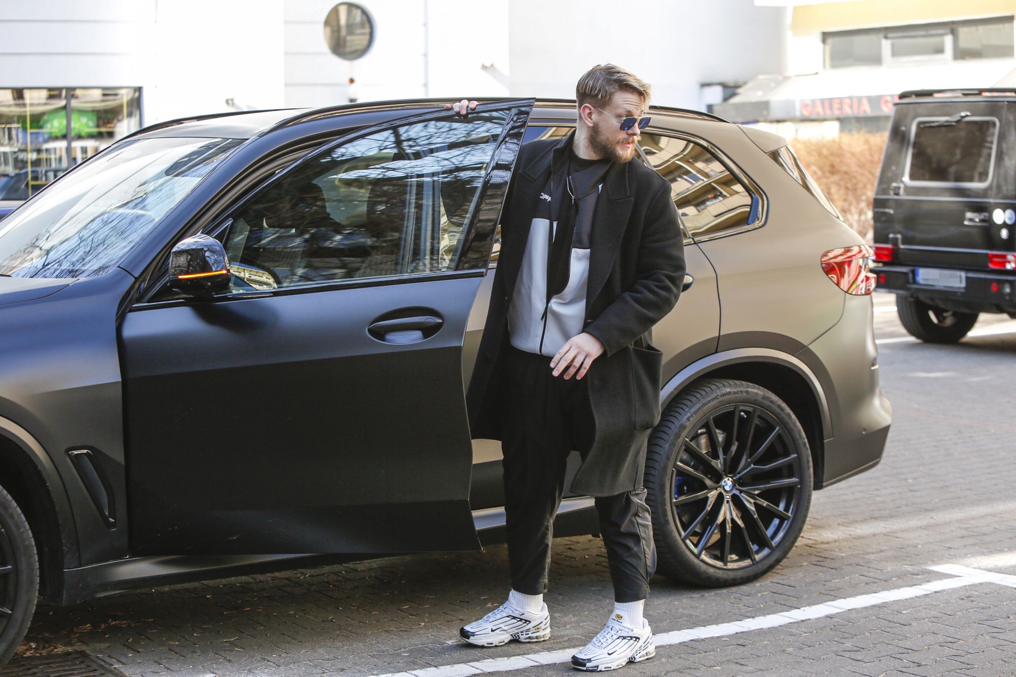 na ulicy, wsiadanie do samochodu