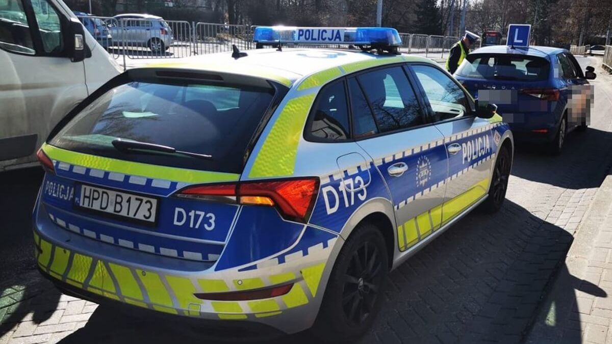 Policyjna kontrola samochodu nauki jazdy na ul. Lwowskiej w Lublinie