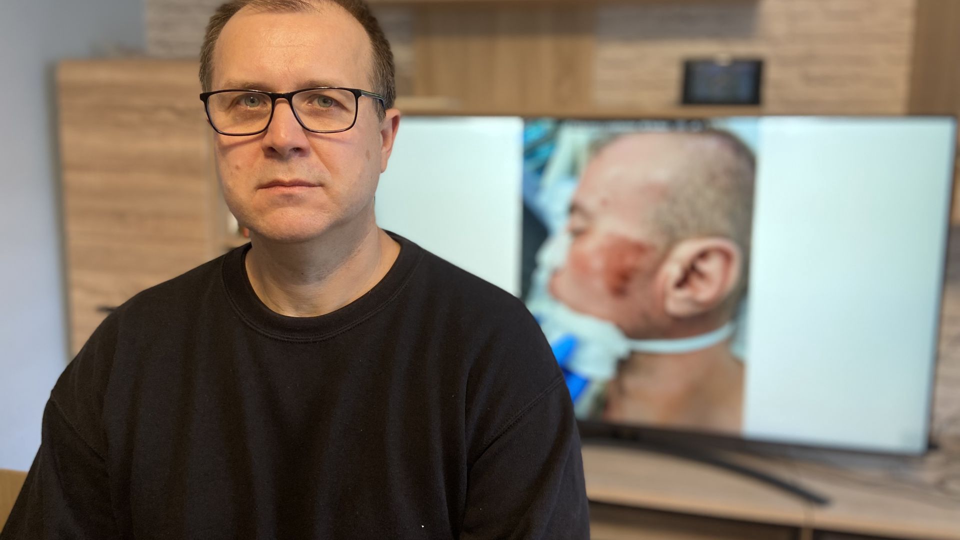 Śmierć po interwencji policji. W Staszowie (woj. świętokrzyskie) zmarł Andrzej Złotnik. Na fot. jego brat Tomasz Górzyński
