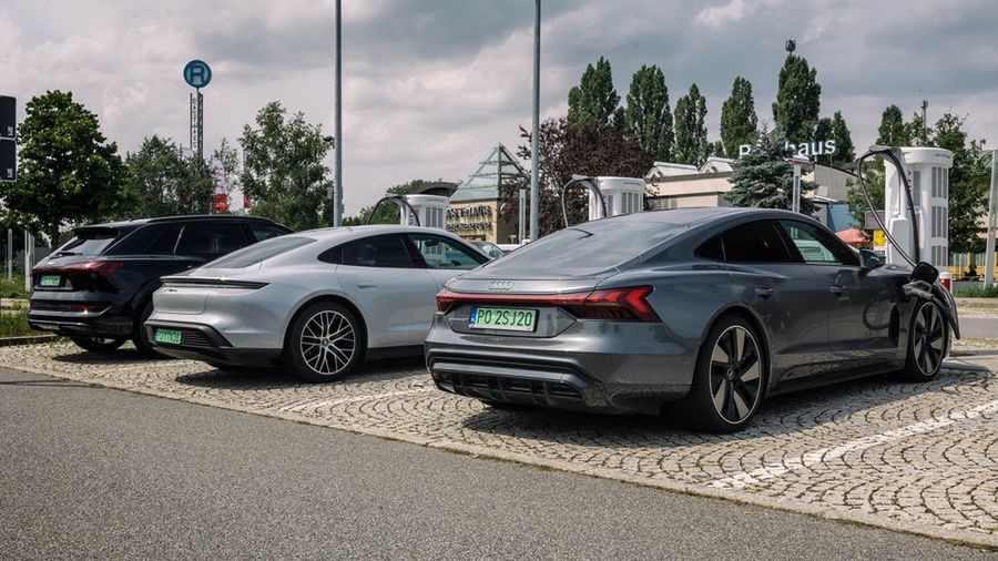 samochody elektryczne na stacji ładowania