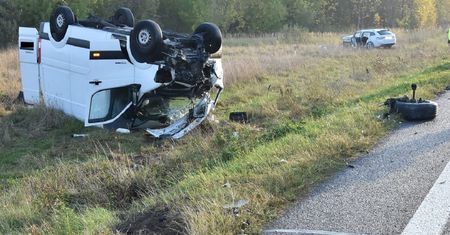 Zderzenie dostawczaka ze Skodą na DK-2. Obaj kierowcy trafili do szpitala.