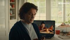 Marcin Dorociński rapuje w reklamie Santander Banku (wideo)