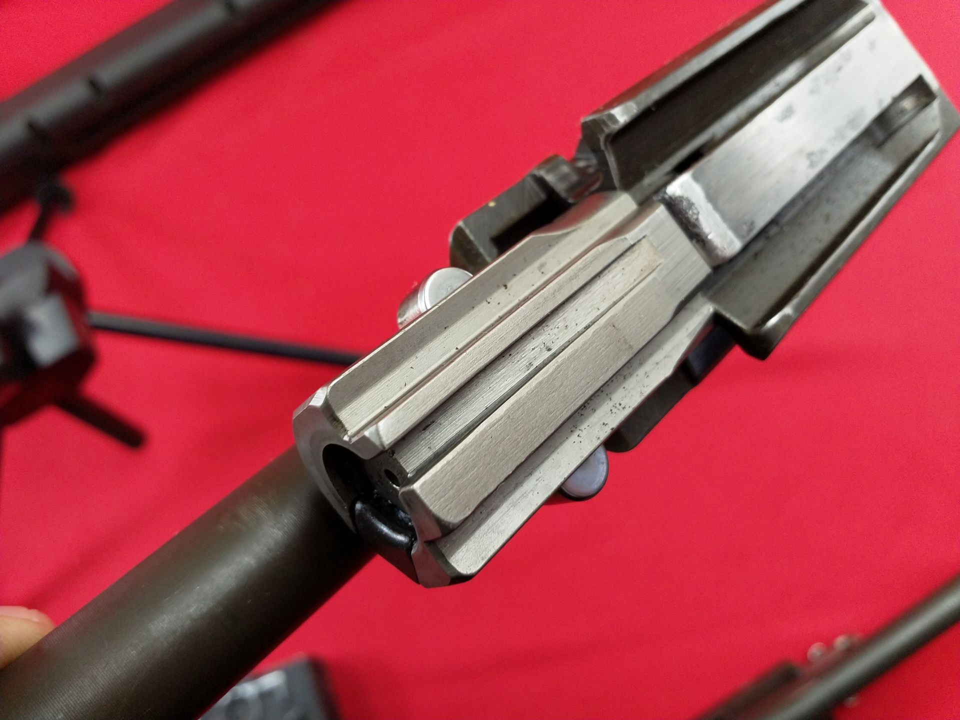 Dobrze widoczne rolki w zamku karabinu HK G3.