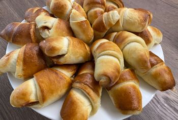 Rogaliki z tego ciasta wychodzą kruche i delikatne. Najlepsze z kultowymi powidłami