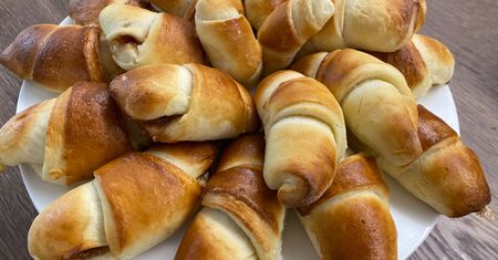Rogaliki z tego ciasta wychodzą kruche i delikatne. Najlepsze z kultowymi powidłami