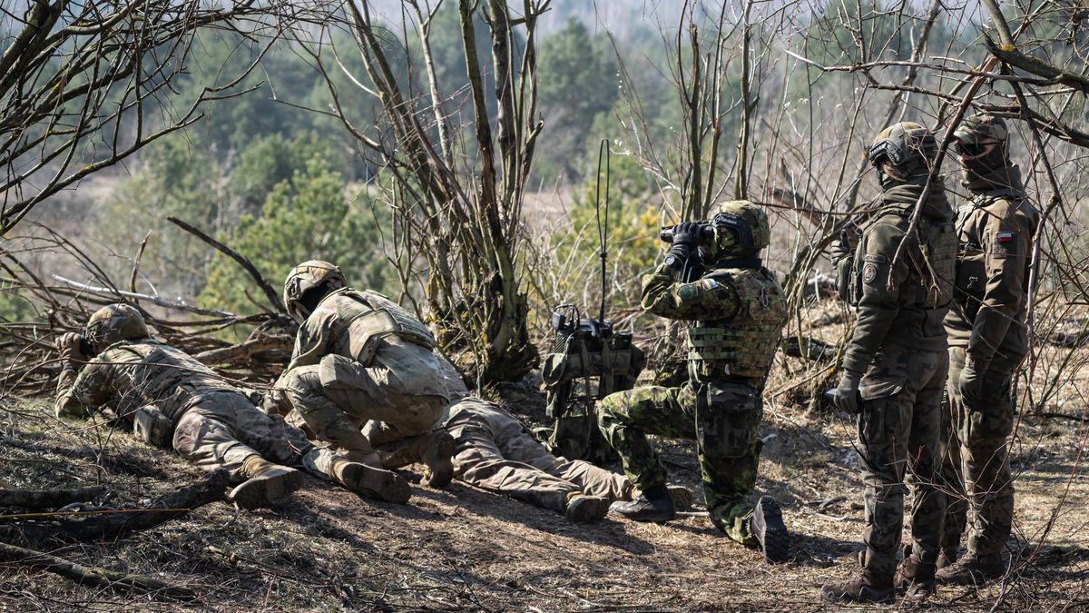 �wiczenia
Toru�, 20.03.2025. Szkolenie obserwator�w ognia przygotowane przez Centrum Szkolenia WOT dla kilkunastu �o�nierzy wojsk sojuszniczych z Estonii, Litwy i USA, 20 bm. na poligonie w Toruniu. (jm) PAP/Tytus �mijewski
Tytus �mijewski
kurs, obserwator�w ognia, poligon, szkolenie, wojsk kraj�w Ba�tyckich, Wojska Obrony Terytorialnej, wojsko, wojskowe, WOT, zaj�cia praktyczne, �o�nierz, �o�nierze