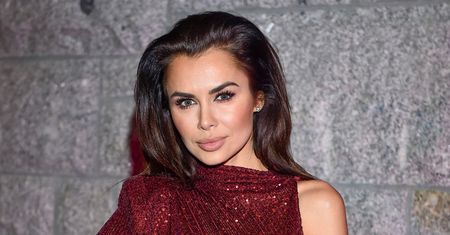 Natalia Siwiec pozuje półnaga. Sukienka opadła jej prawie do kolan