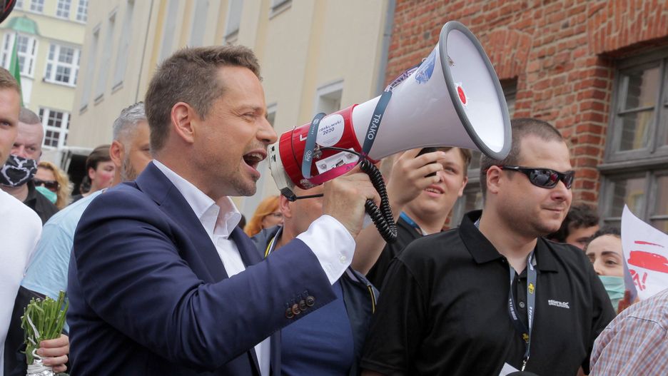 Olsztyn, 20.06.2020. Wybory prezydenckie 2020. Prezydent Warszawy, kandydat KO w wyborach prezydenckich Rafał Trzaskowski (L) podczas spotkania z mieszkańcami miasta, 20 bm. w Olsztynie. (mr) PAP/Tomasz Waszczuk