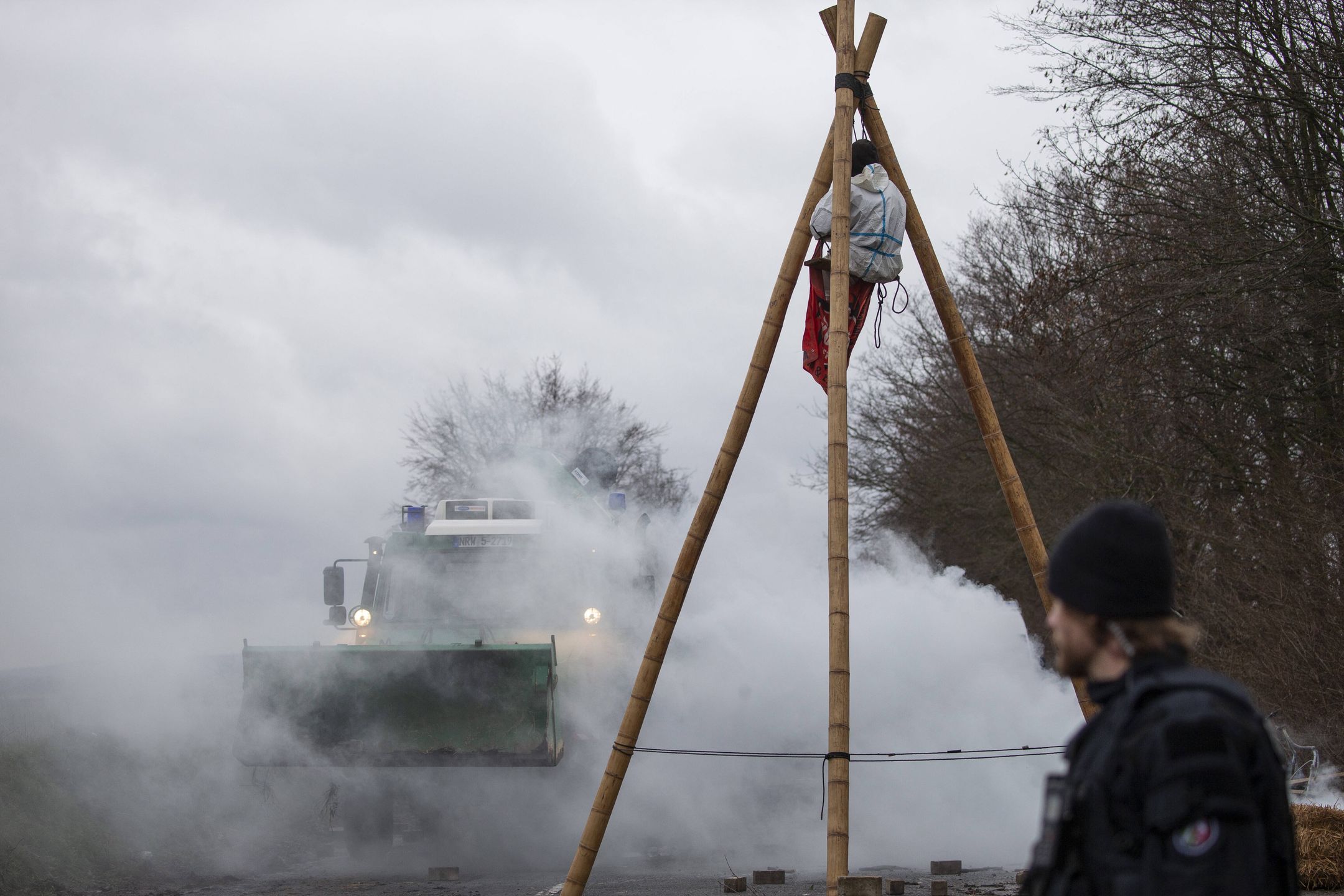Activists block road to Luetzerath village set to be demolished
02 January 2023, North Rhine-Westphalia, Luetzerath: An activist sits at an observation post while police prepare for the planned evacuation of the village of Luetzerath. German climate activists positioned themselves on Monday behind a burning barricade to stop construction workers reaching a village earmarked for demolition for mining works. Photo: Thomas Banneyer/dpa 
Dostawca: PAP/DPA.
Thomas Banneyer
