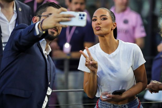 Kim Kardashian NIE DO POZNANIA w nowej sesji. Celebrytka ma fryzurę NA JEŻYKA i pali papierosy (ZDJĘCIA)