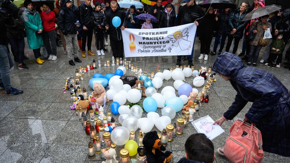 Poznań, 22.10.2023. Mieszkańcy spotkali się 22 bm. na Placu Wolności w Poznaniu żeby uczestniczyć w milczącym pożegnaniu 5-letniego Maurycego, zamordowanego przez nożownika 18 bm. na poznańskim Łazarzu. (ad) PAP/Jakub Kaczmarczyk