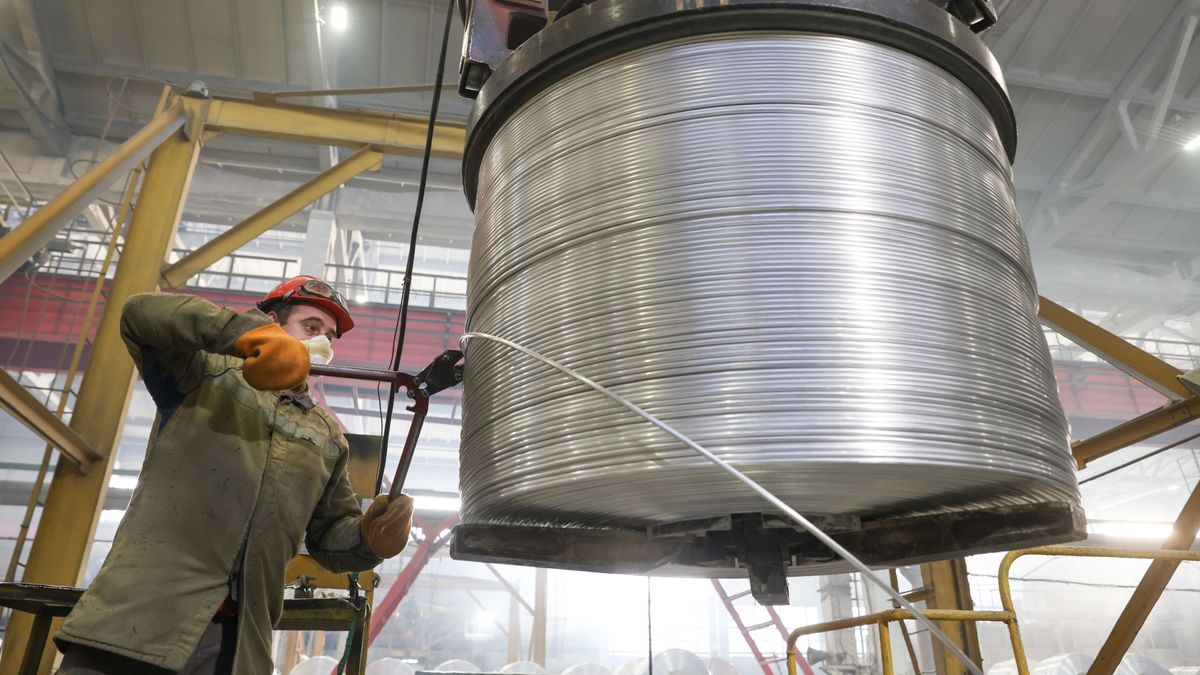 IRKUTSK REGION, RUSSIA - JANUARY 13, 2022: An employee is seen by a winding machine of Rolling Mill No 1 while manufacturing electrical wire rod at a cast shop of Rusal's Bratsk Aluminium Smelter in the city of Bratsk. The plant produces primary aluminium and alloys for a wide range of industries. Its capacity is over 1 million tonnes of aluminium a year. The plant produces 39% of Russia's and 1.5% of the world's aluminium. Alexander Ryumin/TASS (Photo by Alexander Ryumin\TASS via Getty Images)
