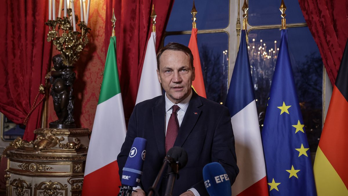 Polish Foreign Minister Radoslaw Sikorski speaks to the media prior to a Weimar+ Triangle meeting on Ukraine at the Foreign Affairs Ministry in Paris, France, 12 February 2025. EPA/CHRISTOPHE PETIT TESSON Dostawca: PAP/EPA.