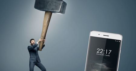 Oukitel K4000 to smartfon z baterią trzymającą tydzień, któremu młotek niestraszny