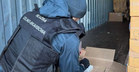 KAS przejęło podrobione perfumy warte 3 mln zł. Pięć osób z zarzutami