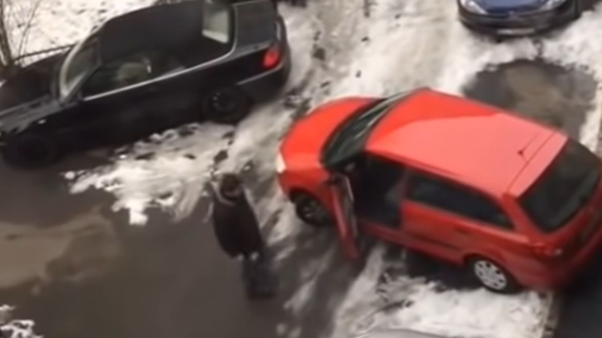 Wyjechanie z parkingu okazało się dla tego kierowcy nie lada wyzwaniem 