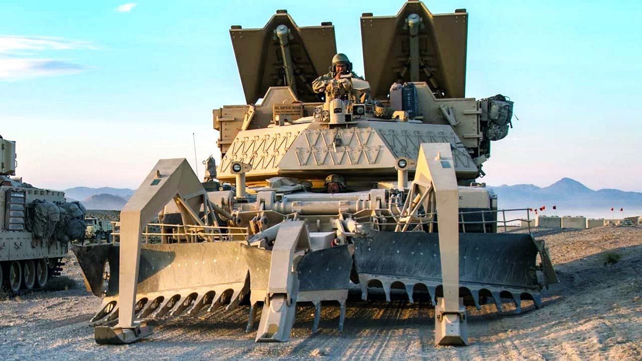 M1150 Assault Breacher Vehicle to amerykański sposób na pokonanie pól minowych