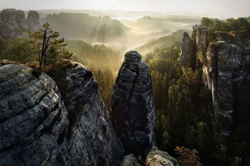 W skład baśni wchodzą takie pozycje, jak „Kopciuszek", „Roszpunka", „Stoliczku, nakryj się", „Baba Jaga" czy „Śpiąca królewna".