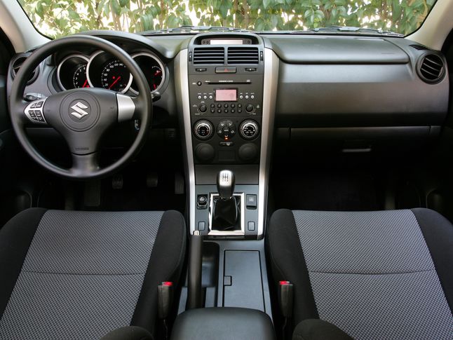 Ładnie zaprojektowane, nowoczesne i przestronne wnętrze Suzuki może do siebie przekonać.