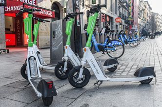 Madryt ma dość. Koniec z elektrycznymi hulajnogami. "Jeżdżą po chodnikach"