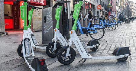 Madryt ma dość. Koniec z elektrycznymi hulajnogami. "Jeżdżą po chodnikach"