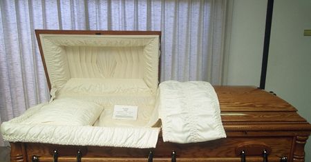 Co rodziny wkładają do trumien? Funeralnik wymienia szachy, narzędzia i alkohol
